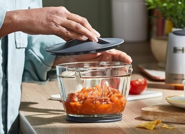 ⁦قطاعة طعام كهربائية 500 واط من الستانلس ستيل مع وعاء ستانلس ستيل سعة 1.2 لتر (سعة عمل 600 مل)، منقط برو، شفرة رباعية، غطاء تخزين، سرعة مزدوجة، ملعقة سباتولا، وظيفة سحق الثلج CHP62.700SI فضي من كينوود⁩ - الصورة ⁦4⁩