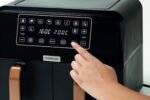 ⁦قلاية هوائية ديجيتال مزدوجة من كينوود مقاس x L سعة 4 لتر + وسعة وزن 1.7 كجم + مع تقنية دوال زون وسلة قلي للقلي والشوي والتحميص والتسخين HFP70.000BK أسود 1700.0 واط⁩ - الصورة ⁦6⁩